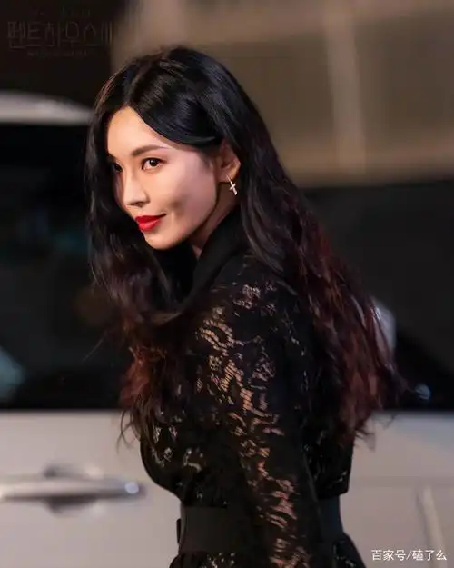 因《顶楼》爆火,广告接到手软,金素妍最新广告片大秀女人味