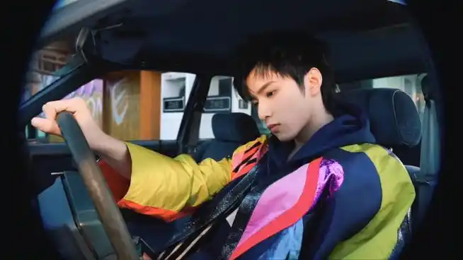 刘耀文在新歌mv里上身了ronald van der kemp 2023春夏高级定制,赶在