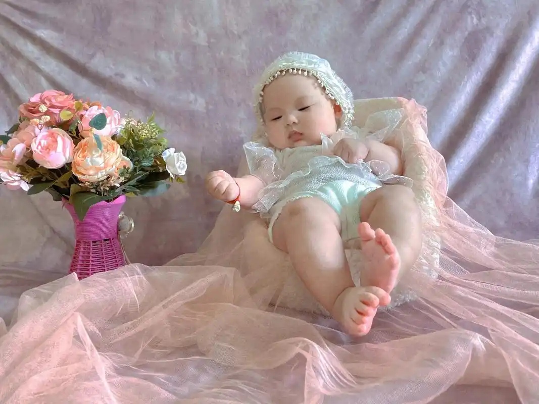 自己在家拍百天照还蛮香的,以后留给宝宝看啊,妈 - 抖音