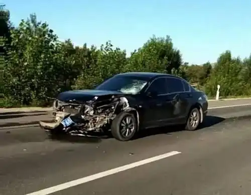 赤峰发生一起惨烈车祸,车报废人倒地不起!附视频!