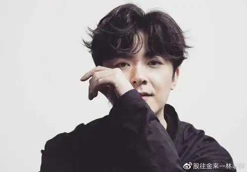 据港媒最新报道,现年34岁的香港著名男歌手,演员洪卓立近日在内地同谢