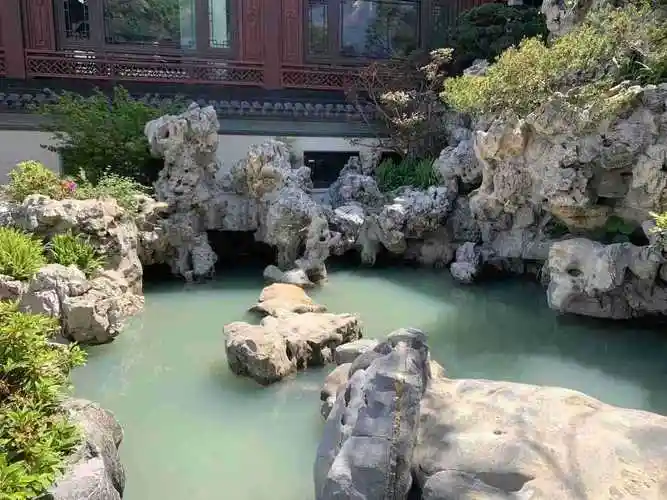 中式古典徽派庭院风格 太湖石假山景观 院内鱼池小假山建造设计