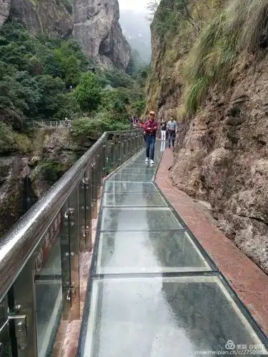 玻璃栈道位于灵岩卧龙谷,可俯瞅小龙湫,远眺天柱峰