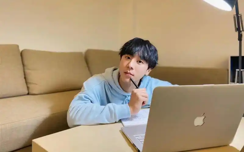 林嘉威三月份的第一天签收新鲜嘉威好开心啊