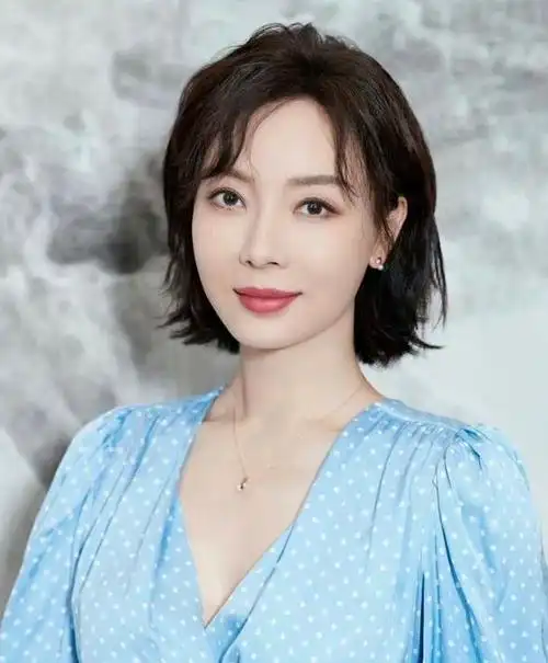 为什么劝中年女性"发不过肩"?看陈数,袁泉就知道,气质多优雅