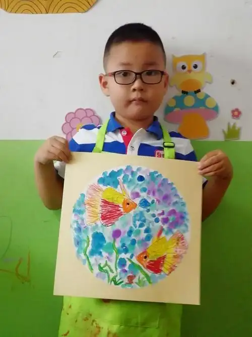 小班作品《活泼的金鱼》 写美篇1,学习用油水分离方法绘制国画金鱼