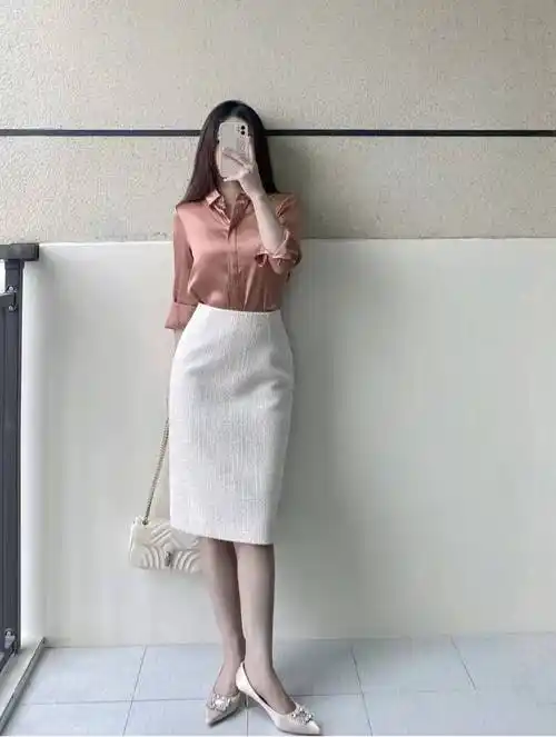 原创半身包臀裙搭配什么上衣好看