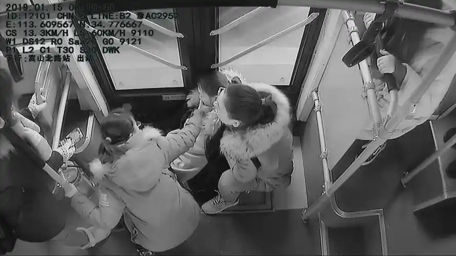 女子怀胎5月公交车内晕倒 车长和乘客众人齐帮忙