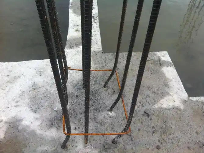 造房子时,一半立柱底钢筋位置误差2公分,该怎么改进?