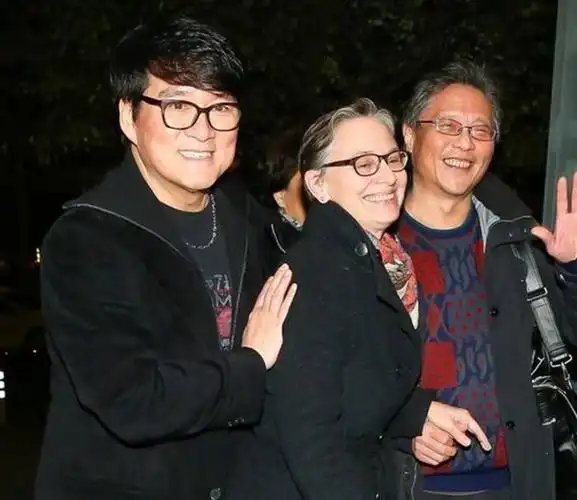 两人婚后已经走过了30余年,育有一双儿女,分别叫周厚安和周厚恩,儿子