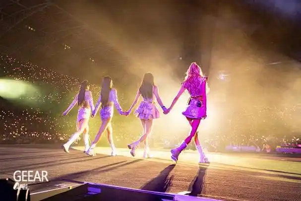 blackpink庆祝7周年,偷偷晒出童年照引起热议!