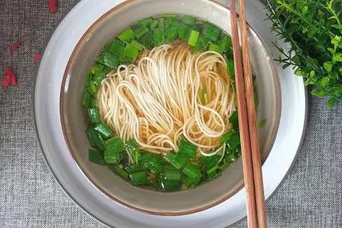 来一碗蒜苗红汤面吧,只要3步,10分钟就能吃|蒜苗|汤面|面条_新浪新闻