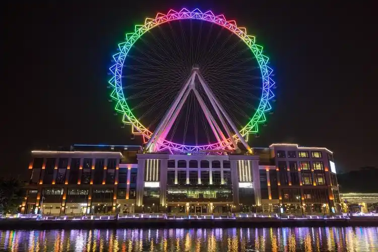 天黑了以后才开灯的中山幻彩摩天轮,晚上的确美轮美奂的.