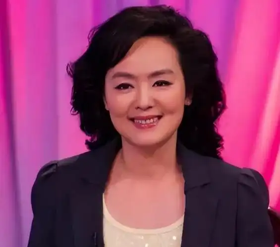 央视主持孙小梅:人美又多才多艺,为人低调不张扬,追求平淡生活_腾讯