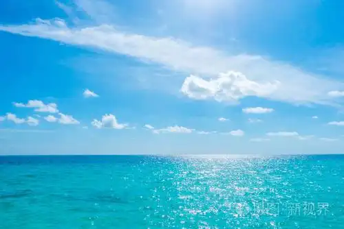在马尔代夫一号热带地区平静的海面上蓝天白云