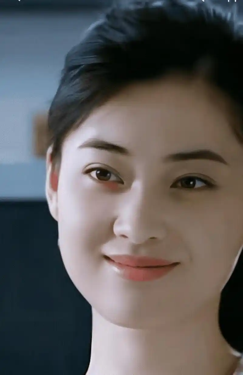 在电视剧《不要和陌生人说话》里我就发现了,只要是近镜头,梅婷看着就