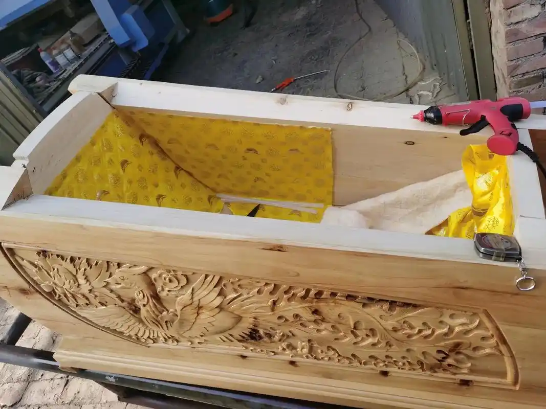 1.2米柏木精雕小棺材  适合殡葬改革地区#传承千年的榫卯结 - 抖音