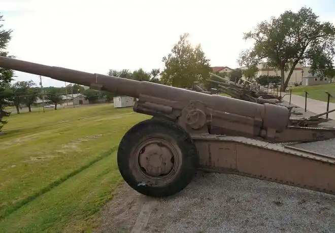 后来日军为了适应世界兵器发展的历史,还让明治38年150毫米榴弹炮赶了