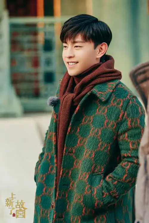 邓伦《上新了故宫》最新照,能把红配绿这么老气的衣服穿的这么帅