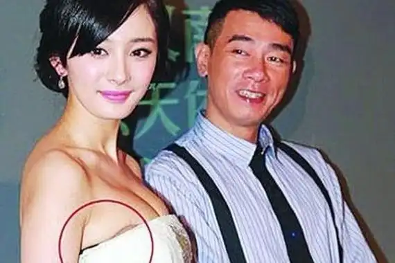 杨幂的胸露出来了 参加活动半露胸的裙子很性感