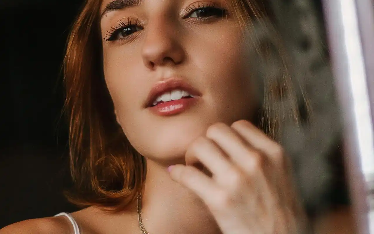 成熟性感的长发欧洲美女迷人写真