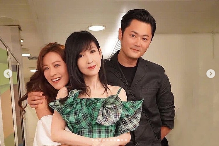 周慧敏晒好友合照身穿吊带裙皮肤白皙身材纤细