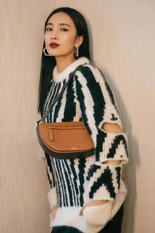 王紫璇条纹镂空毛衣写真图片