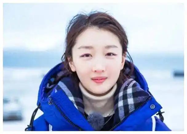 周冬雨素颜出镜,自然美凸显,尽显憔悴魅力!