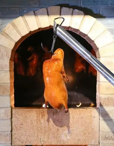 烤炉放在了进门的必经之路,烤鸭流程完全可见,捂着口水观察了整个过程