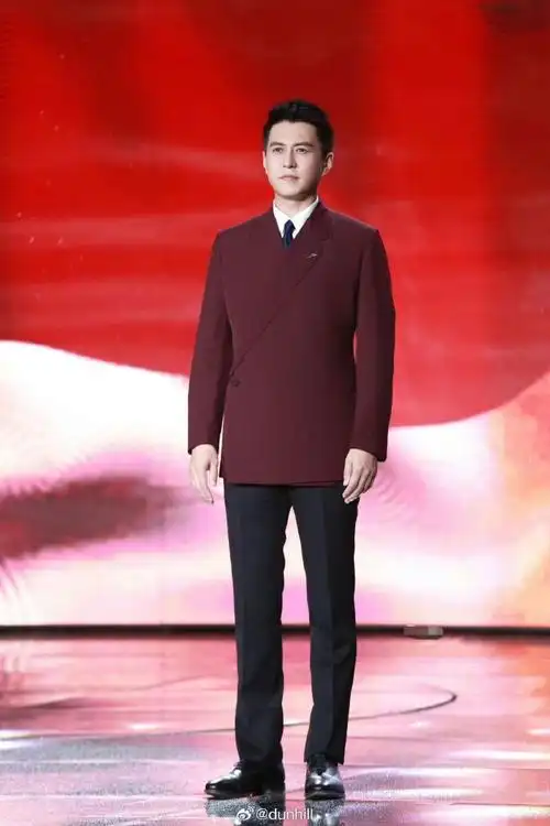 men in dunhill##dunhill#演员@靳东身着 dunhill 经典款酒红色西装