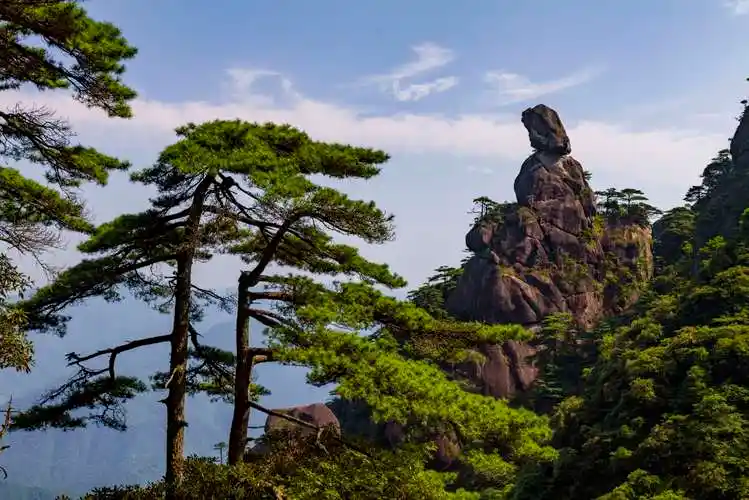 三青山位于江西上饶县,这里森林密布,奇特山峰耸立,造型各异,放眼望去