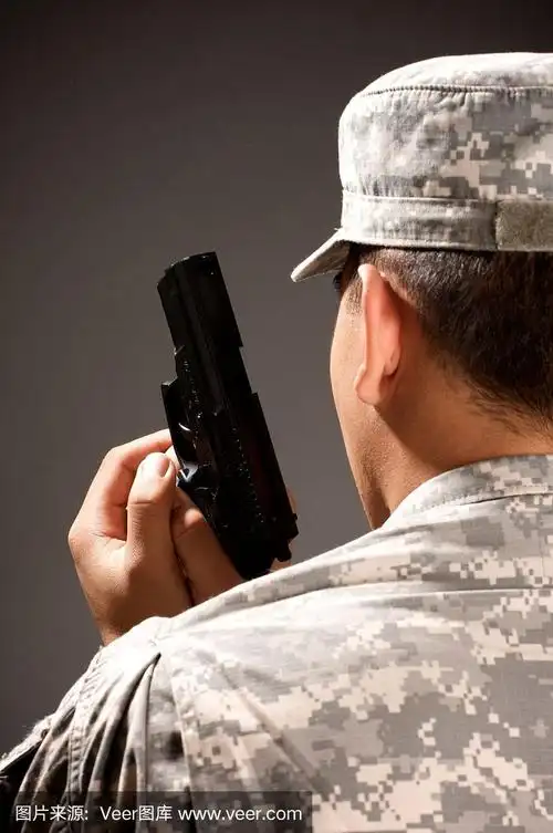 拿着枪的军人