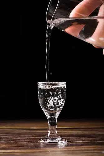 白酒倒酒喝酒 白酒
