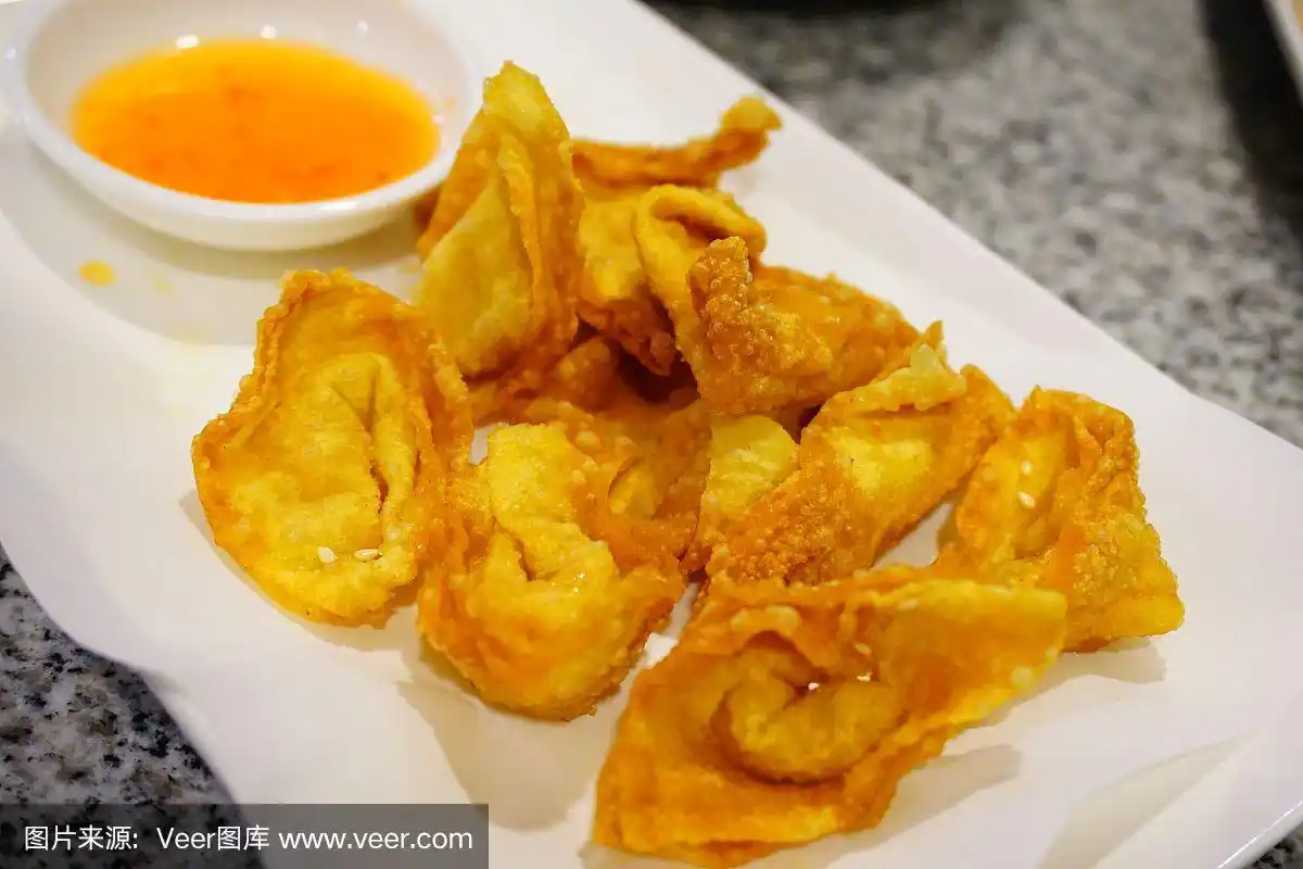 炸馄饨串在棍子上