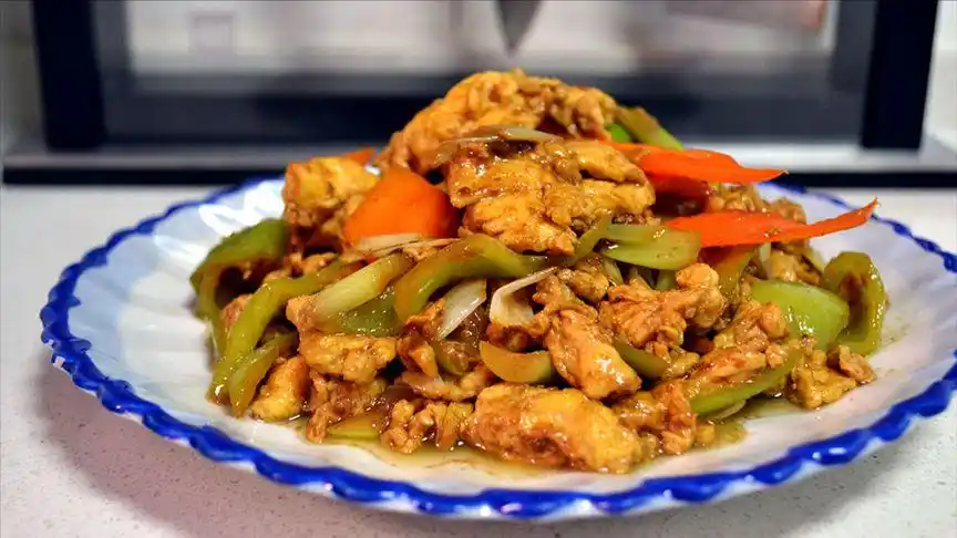 大酱炒鸡蛋的东北农村做法,记住这一步,大酱不要直接下锅炒