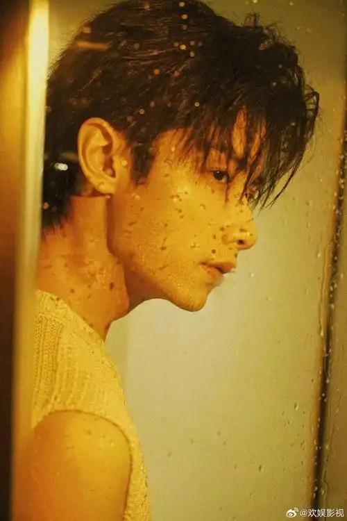 定格美好,乐至无忧.欢娱影视演员@赵弈钦生日写真今日释出.