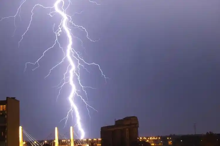 摄影师记录闪电的一瞬间,打雷时妹子们要保护好自己|摄影师|雷击|雷暴