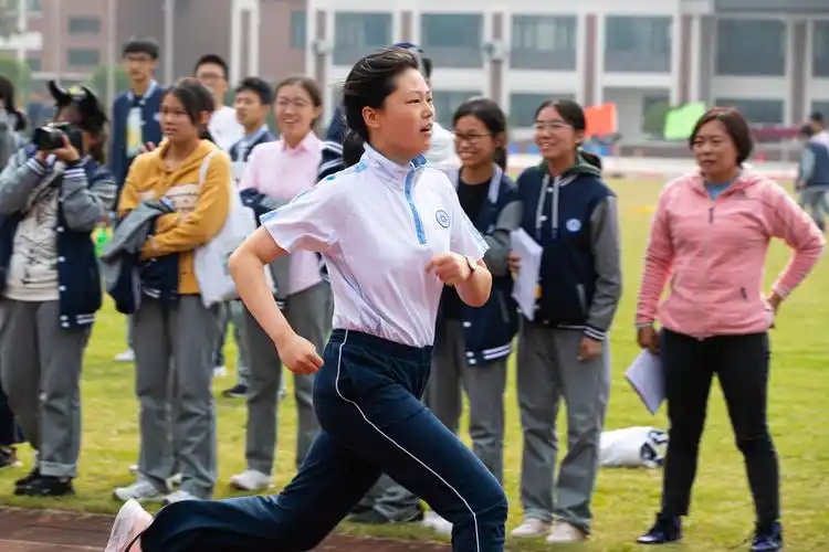 奔跑青春加速度逐梦人生不躺平曹杨二中第73届翱翔杯校园运动会纪实