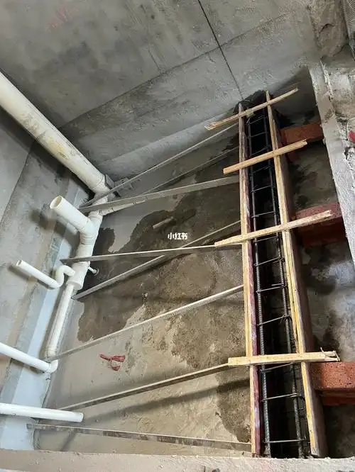 下沉卫生间为了防止后期楼板开裂,做了一个反梁,这样红砖承重就不担心