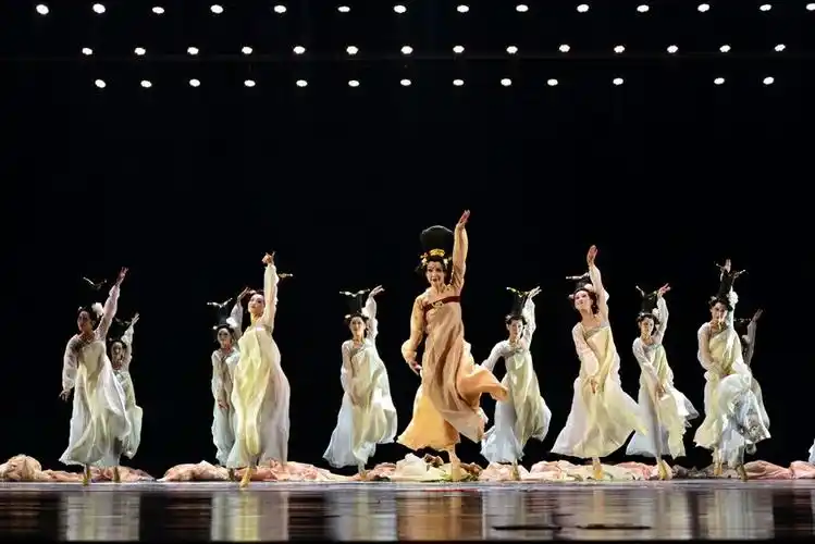 舞赛隹作《丽人行》 …台上台下都精艳……摄影:余武