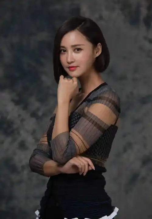 优雅气质女神张歆艺白边黑裙_时尚_衣服_白色