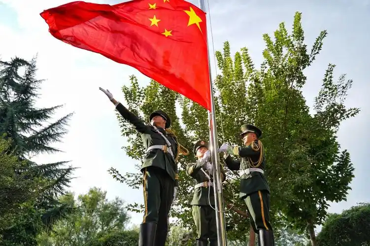 夯实参军报国的思想根基:武警陕西总队新兵团举行国庆升国旗仪式