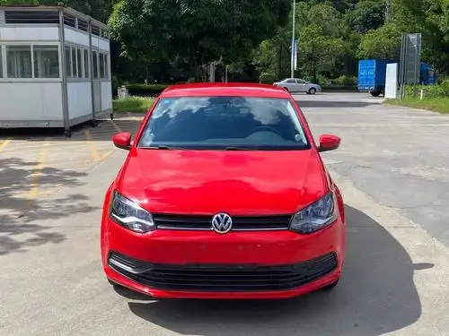 骚红色的大众polo超级骚气.