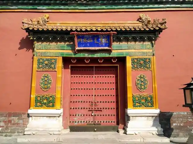 甄嬛传中皇后住在景仁宫,史实为熹贵妃所居