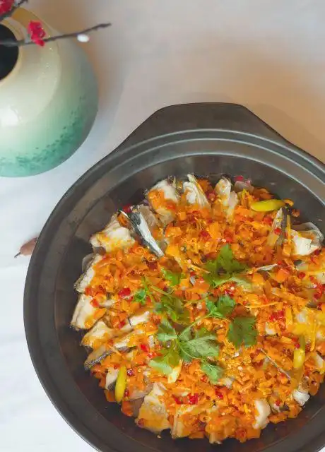 5斤以上的鱼头以特制秘方腌制到位,洋葱垫底一起生焗鱼头呈瓣,肉质