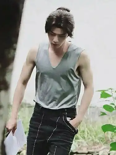 斗罗大陆:为何会选择肖战饰演唐三,路透照片的肌肉来告诉你