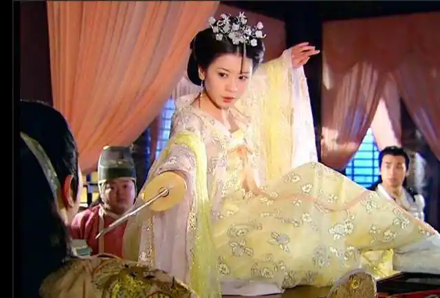 贾静雯在至尊红颜中9套服装诠释了如何从小白兔到总攻女王