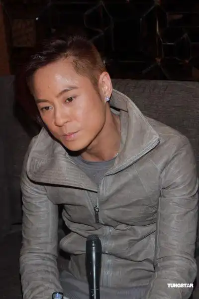 草蜢蔡一杰酒驾受轻伤 带返警局协助调查(组图)