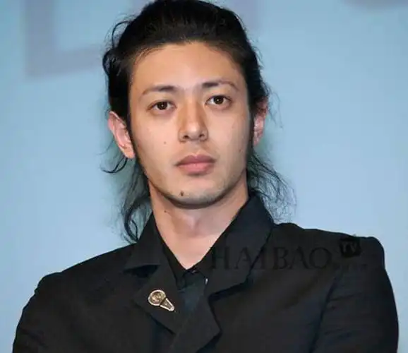 飘逸的男人亚洲20个长发飘逸的美男子