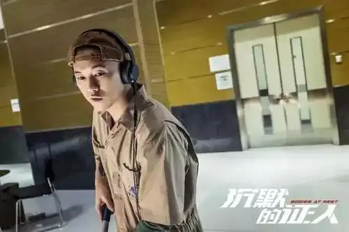 嘻哈歌手欧阳靖,从头到尾戴耳机听音乐,可惜耳机一掉下来声音公放,就